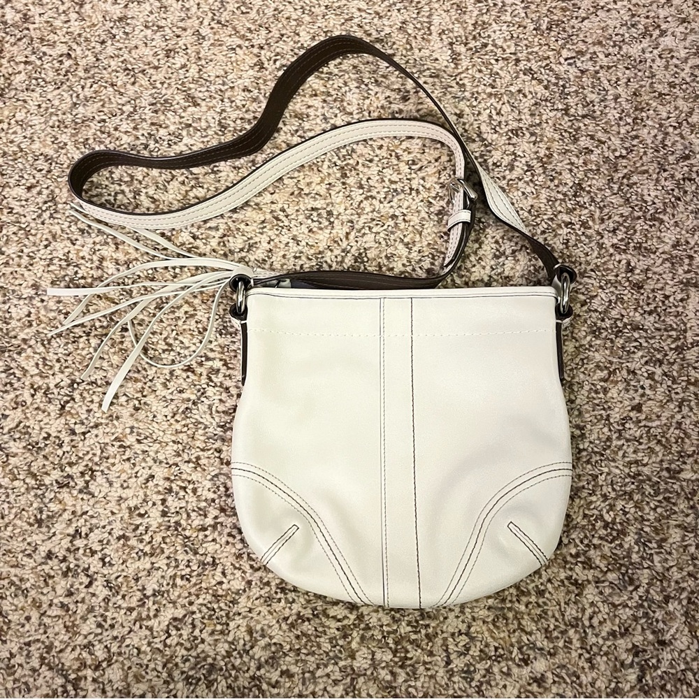Vintage Coach White Leather Shoulder Bag With Brown Accent.